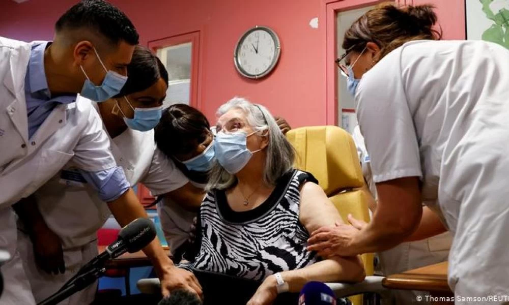 Γαλλία: Αυξάνουν τον χρόνο μεταξύ των δόσεων των εμβολίων mRNA